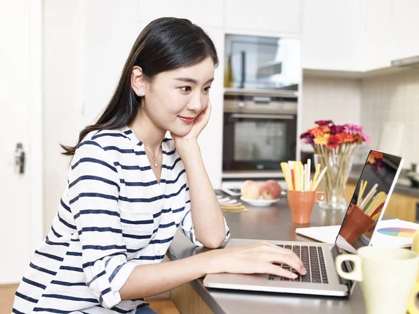 Jong Aziatisch Zakenvrouw Werken Vanuit Huis Zitten Aan Keuken Teller — Stockfoto