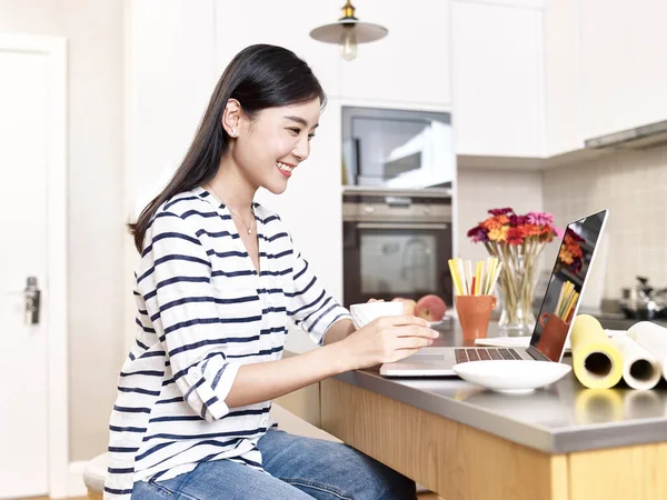 Young Asian Businesswoman Working Home Sitting Kitchen Counter Holding Cup — Stock Photo, Image