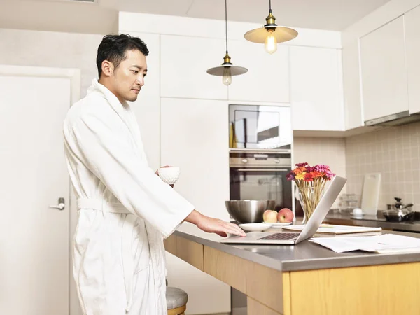 Jonge Aziatische Zakenman Badjas Werken Vanuit Huis Stand Keuken Teller — Stockfoto