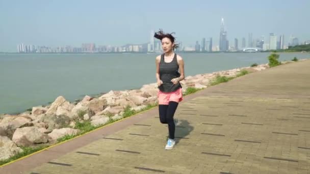 Ung Asiatisk Kvinna Kör Jogging Havet Park — Stockvideo