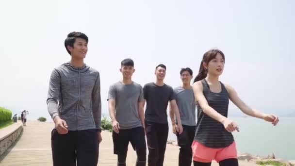 Grupo Jovens Asiáticos Atletas Relaxantes Andando Conversando Após Exercício — Vídeo de Stock