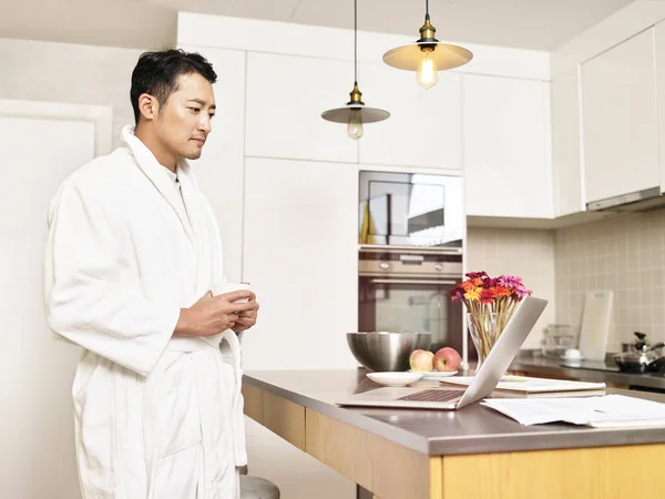 Jonge Aziatische Zakenman Badjas Werken Vanuit Huis Stand Keuken Teller — Stockfoto