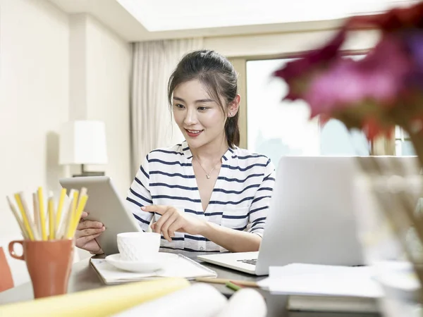 Giovane Donna Affari Asiatica Che Lavora Casa Con Computer Portatile — Foto Stock