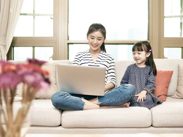 Jong Aziatische Zakenvrouw Werken Vanuit Huis Zitten Bank Met Behulp — Stockfoto