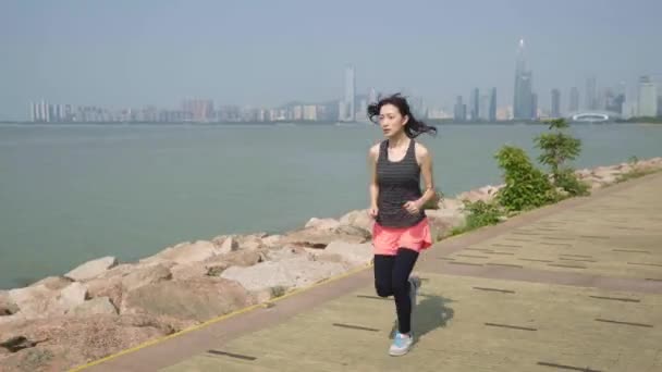 Ung Asiatisk Flicka Tränar Löpning Jogging Kustpark — Stockvideo