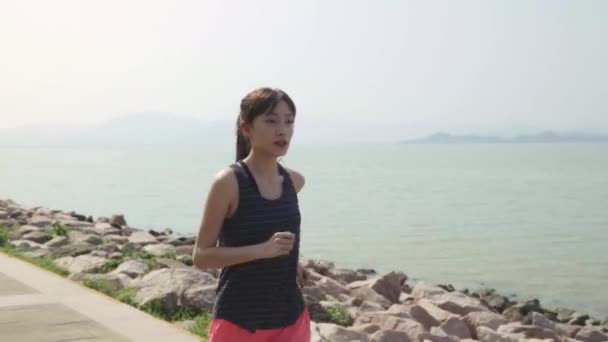 Jovem Asiático Menina Exercitando Running Jogging Praia Parque — Vídeo de Stock