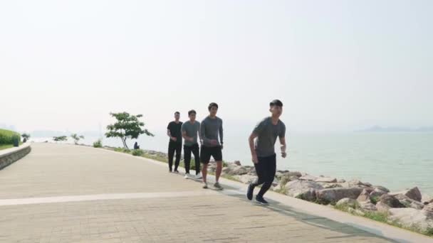 Grupp Fyra Asiatiska Unga Vuxna Tränar Löpning Jogging Träning Utomhus — Stockvideo