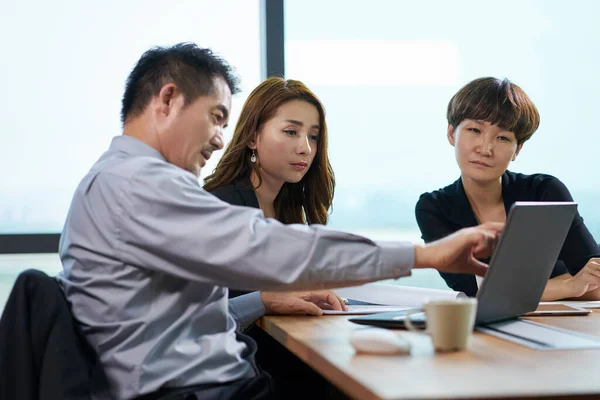 Drie Aziatische Corporate Executives Man Vrouw Vergadering Kantoor Met Behulp — Stockfoto