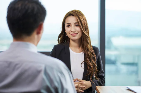 若いアジア人のビジネス女性が人事部長にインタビューされ — ストック写真