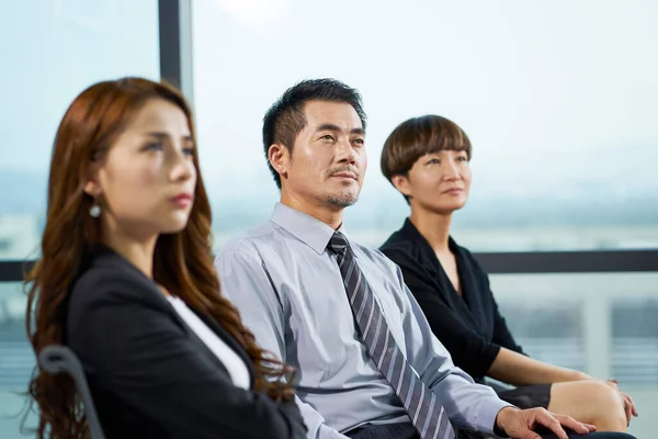 Ejecutivos Corporativos Asiáticos Escuchando Atentamente Durante Presentación Formación — Foto de Stock