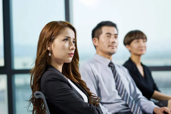 Asiáticos Executivos Corporativos Escutando Atentamente Durante Apresentação Treinamento — Fotografia de Stock