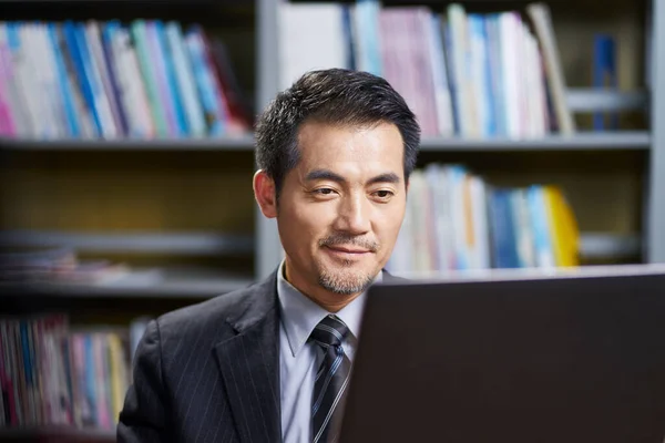 Aziatische Corporate Executive Werken Kantoor Met Behulp Van Laptop Computer — Stockfoto