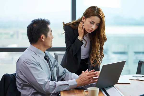 Asiatico Uomo Affari Donna Affari Avendo Una Discussione Ufficio Utilizzando — Foto Stock