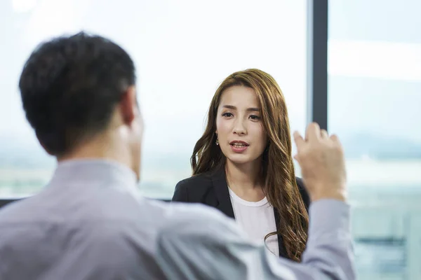 Asiática Empresária Empresária Discutindo Negócios Escritório — Fotografia de Stock