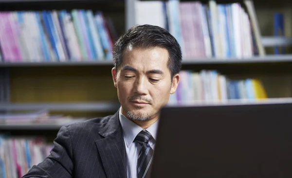 Volwassen Aziatische Zakenman Werken Kantoor Met Behulp Van Laptop Computer — Stockfoto