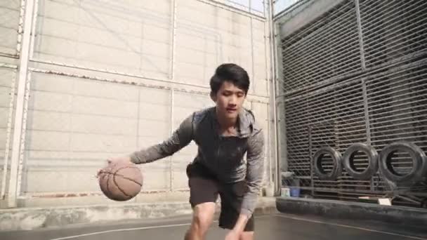 Pemain Bola Basket Muda Asia Berlatih Sendirian Lapangan Terbuka — Stok Video