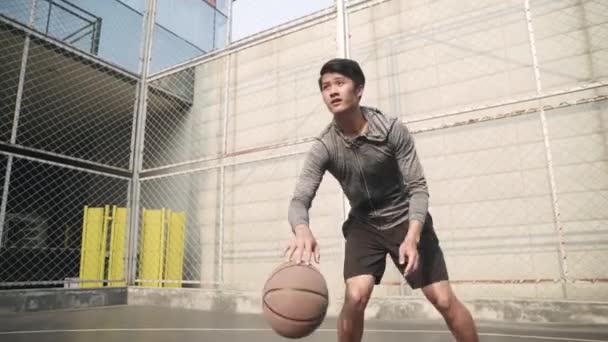 Młody Azji Mężczyzna Koszykarz Szkolenia Sam Zewnątrz Boisko — Wideo stockowe