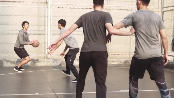 Gruppe Junger Asiatischer Männer Beim Basketballspielen Auf Dem Außenplatz — Stockvideo