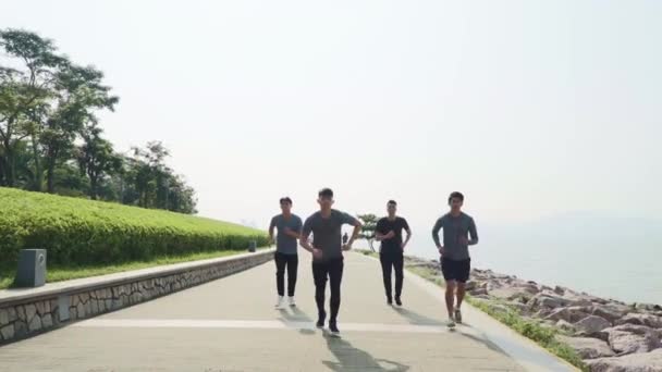 Grupp Unga Asiatiska Vuxna Kör Joggingträning Havet Park — Stockvideo