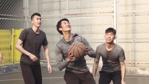 Grupo Jóvenes Hombres Asiáticos Divertirse Jugando Baloncesto Aire Libre Pista — Vídeo de stock