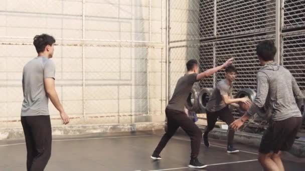 Groep Van Jonge Aziatische Mannen Die Plezier Spelen Basketbal Het — Stockvideo