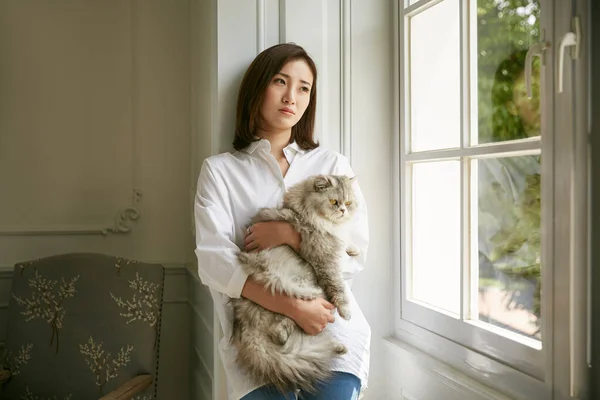 아름다운 아시아 여성이 집에서 고양이를 우울하고 표정을 있습니다 — 스톡 사진