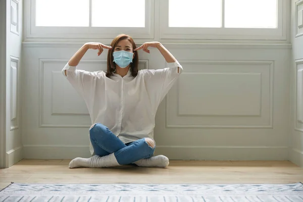 Joven Asiático Mujer Cuarentena Casa Usando Facial Máscara Sentado Piso — Foto de Stock