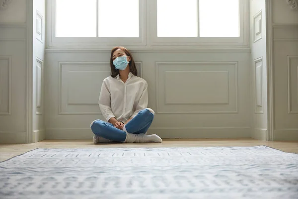 Joven Asiático Mujer Cuarentena Casa Usando Facial Máscara Sentado Piso — Foto de Stock