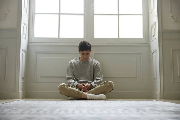 Jonge Aziatische Man Zitten Vloer Thuis Hoofd Naar Beneden Benen — Stockfoto