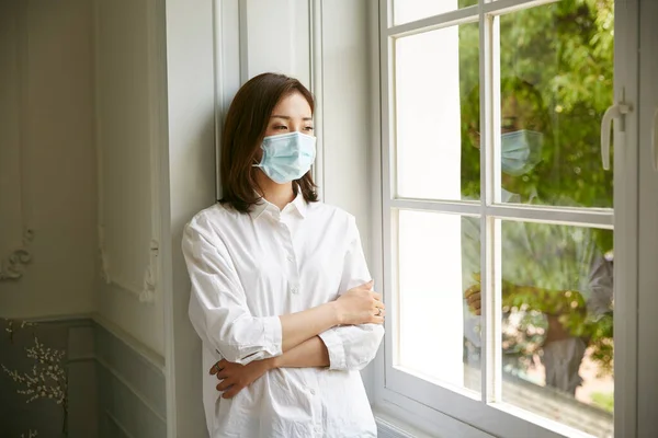 Jeune Asiatique Femme Isolement Porter Masque Debout Par Fenêtre Regardant — Photo