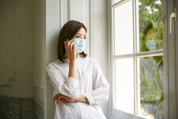 Jeune Asiatique Femme Isolement Porter Masque Debout Par Fenêtre Parler — Photo