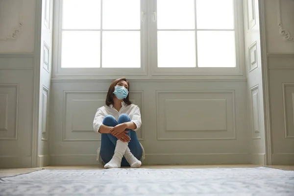 Joven Asiático Mujer Cuarentena Casa Usando Facial Máscara Sentado Piso — Foto de Stock