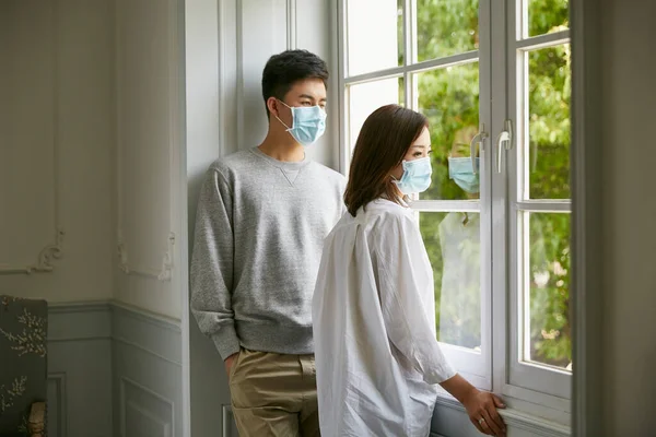 Jovem Asiático Casal Isolamento Vestindo Máscara Pela Janela — Fotografia de Stock