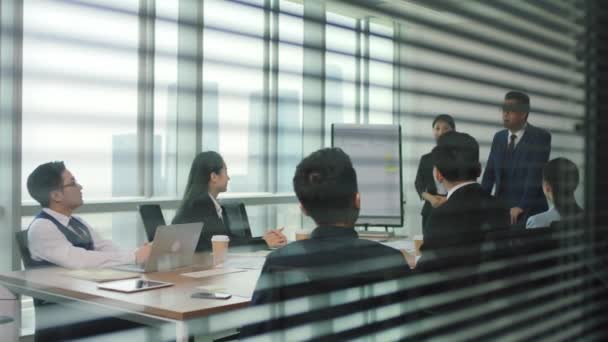 亚洲经理在现代办公室会议室的员工会议上介绍新的团队成员 — 图库视频影像