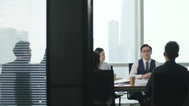 現代のオフィス会議室で会うアジアのビジネスマンのグループ — ストック動画