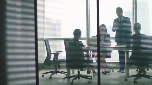 Genom Glaspanoramabilden Affärsmän Som Arbetar Moderna Företagskontor — Stockvideo