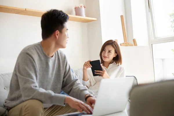 Feliz Relaxado Jovem Asiático Casal Conversando Conversando Enquanto Ficar Casa — Fotografia de Stock