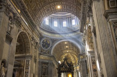 Vatikan Saint Peter Katedrali ışık düşüyor