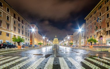 Rome, İtalya - Haziran 2018: Piazza San Pietro ve bulutlu ve yağmurlu Roma gece boyunca San Pietro Bazilikası'na. Roma gece.