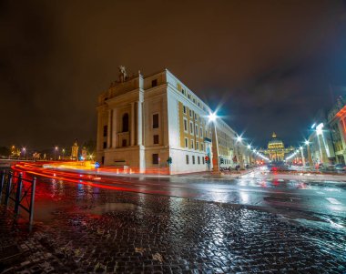 Rome, İtalya - Haziran 2018: Piazza San Pietro ve bulutlu ve yağmurlu Roma gece boyunca San Pietro Bazilikası'na. Roma gece.