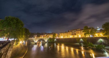 Rome, İtalya - Haziran 2018: Piazza San Pietro ve bulutlu ve yağmurlu Roma gece boyunca San Pietro Bazilikası'na. Roma gece.