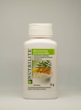 Cagliari, İtalya - Aralık 2018: Kapsayıcılar ve kapsül Glucosamine Boswellia ile beyaz zemin üzerine yığını. NUTRIWAY doğal ve vejetaryen takviyeleri. Sporcular için doğal takviyeleri.