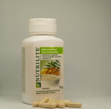 Cagliari, İtalya - Aralık 2018: Kapsayıcılar ve kapsül Glucosamine Boswellia ile beyaz zemin üzerine yığını. NUTRIWAY doğal ve vejetaryen takviyeleri. Sporcular için doğal takviyeleri.