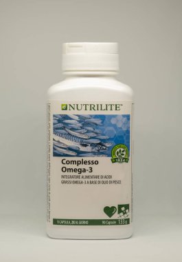 Cagliari, İtalya - Aralık 2018: Kapsayıcılar ve kapsül Omega 3 beyaz zemin üzerine yığını. NUTRIWAY doğal ve vejetaryen takviyeleri. Sağlıklı ve esnek bir can için sporcular için doğal takviyeleri.