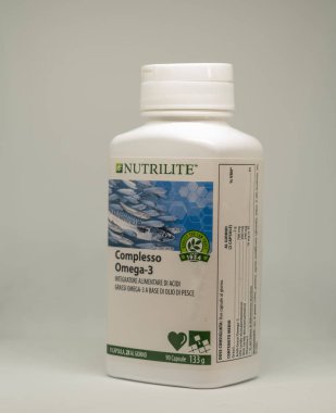 Cagliari, İtalya - Aralık 2018: Kapsayıcılar ve kapsül Omega 3 beyaz zemin üzerine yığını. NUTRIWAY doğal ve vejetaryen takviyeleri. Sağlıklı ve esnek bir can için sporcular için doğal takviyeleri.