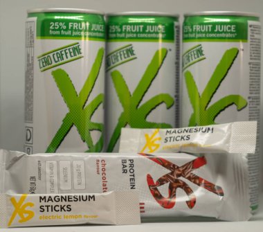 Cagliari, İtalya - Aralık 2018:Xs spor beslenme bar ve beyaz arka plan üzerinde içecekler. NUTRIWAY doğal ve vejetaryen takviyeleri. Sağlıklı ve esnek bir yaşam tarzı için sporcular için doğal takviyeleri.