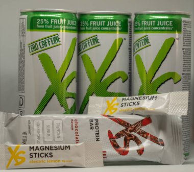 Cagliari, İtalya - Aralık 2018:Xs spor beslenme bar ve beyaz arka plan üzerinde içecekler. NUTRIWAY doğal ve vejetaryen takviyeleri. Sağlıklı ve esnek bir yaşam tarzı için sporcular için doğal takviyeleri.