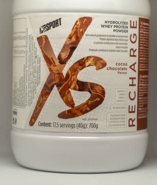 Cagliari, İtalya - Aralık 2018:Xs spor beslenme peynir altı suyu proteini beyaz arka plan üzerinde. NUTRIWAY doğal ve vejetaryen takviyeleri. Sağlıklı ve esnek bir yaşam tarzı için sporcular için doğal takviyeleri.