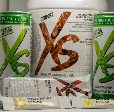 Cagliari, İtalya - Aralık 2018:Xs spor beslenme bar ve beyaz arka plan üzerinde içecekler. NUTRIWAY doğal ve vejetaryen takviyeleri. Sağlıklı ve esnek bir yaşam tarzı için sporcular için doğal takviyeleri.