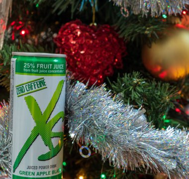 Cagliari, İtalya - Aralık 2018:Xs spor beslenme enerji içeceği bir Noel ağacı. NUTRIWAY doğal ve vejetaryen takviyeleri. Sağlıklı ve esnek bir yaşam tarzı için sporcular için doğal takviyeleri.